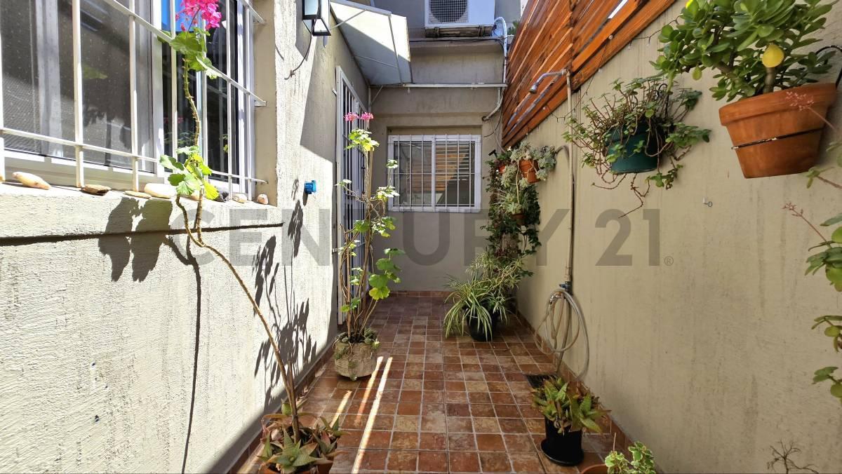Foto de PH 5 AMBIENTES RECICLADO A NUEVO CON PATIO Y TERRAZA - SIN EXPENSAS, imagen 3