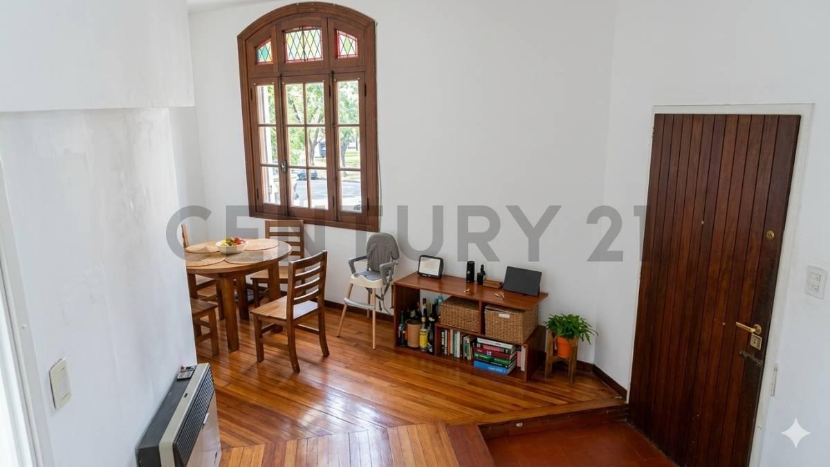 Foto de VENTA casa 4 ambientes estilo ingles Renovada a nuevo en Parque, imagen 2