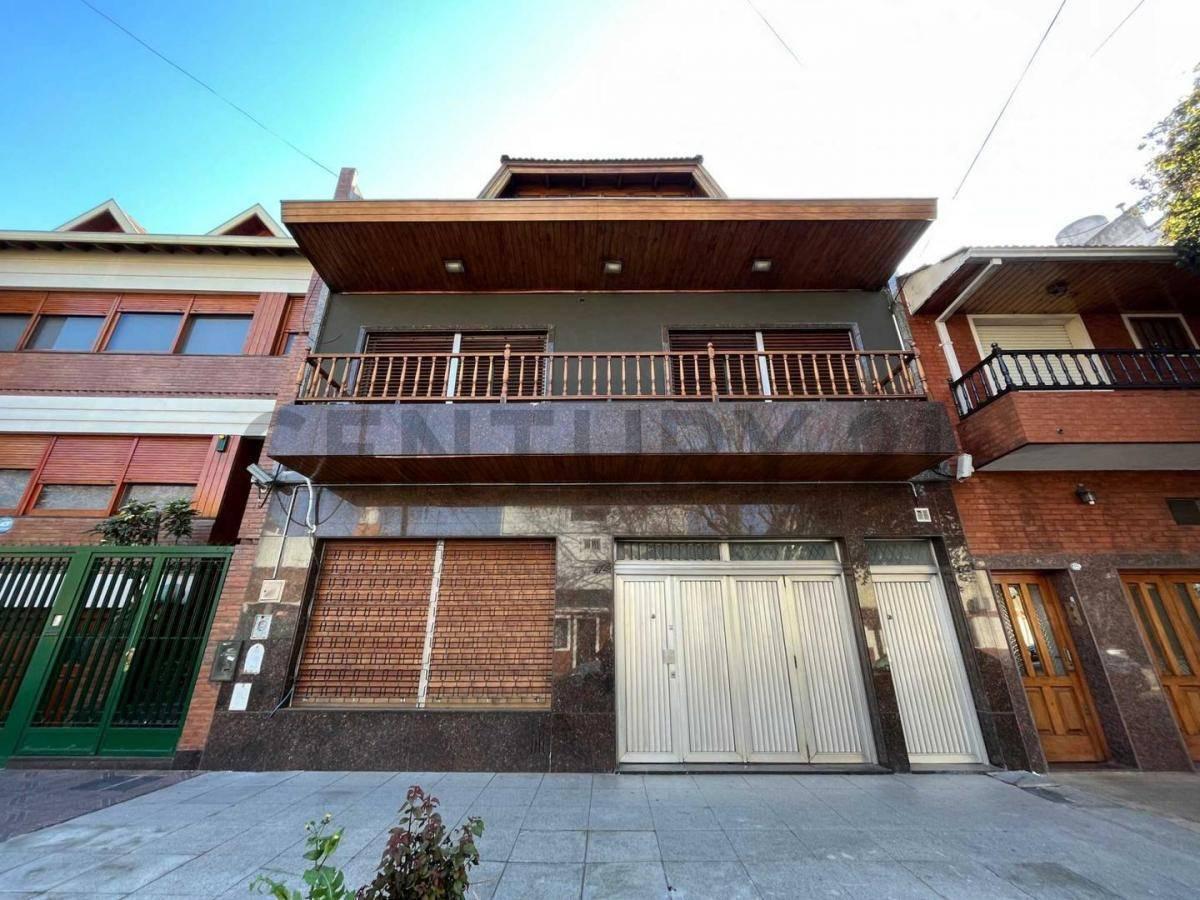 Foto de venta triplex con cochera y playroom en floresta, imagen 1