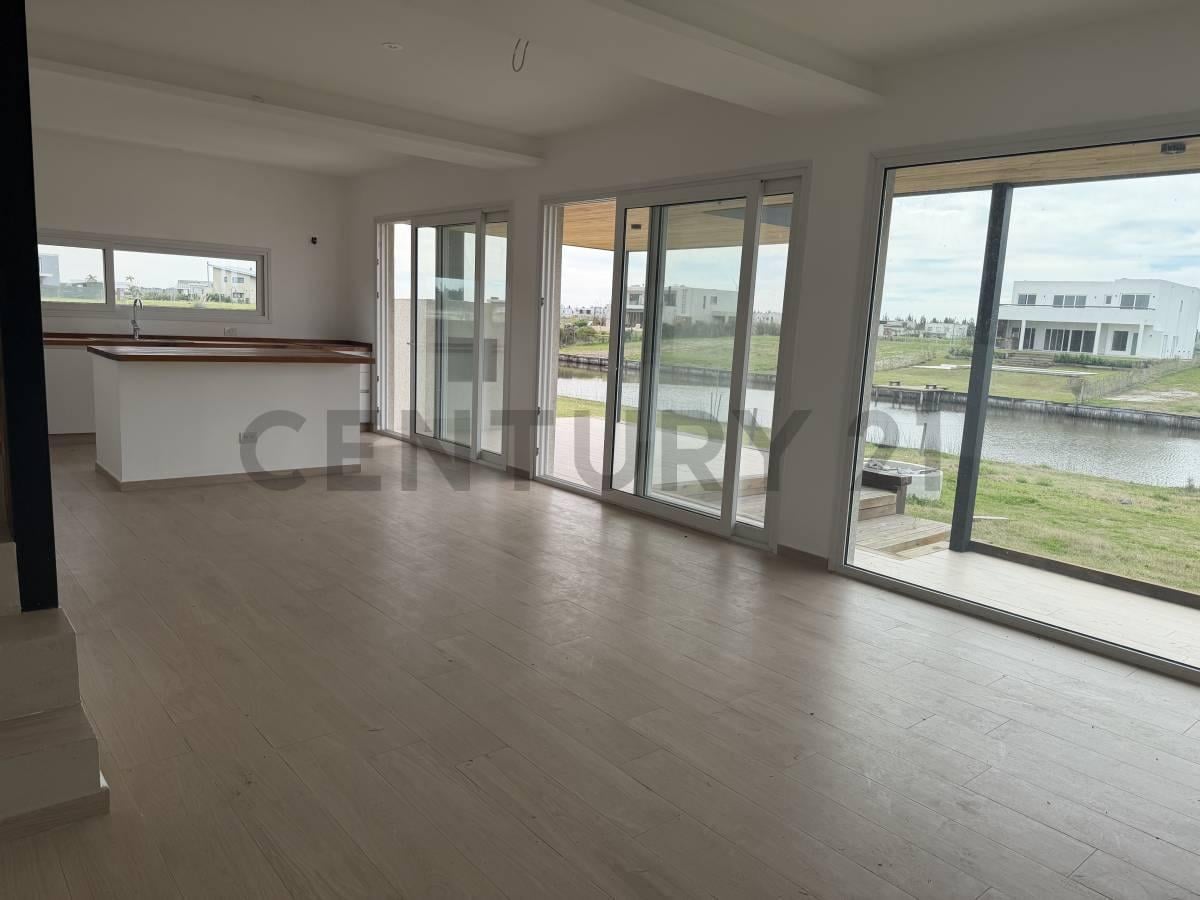 Foto de VENTA CASA 5 AMBIENTESEN EL NAUDIR LOTE CON SALIDA AL RIO A ESTRENAR, imagen 2