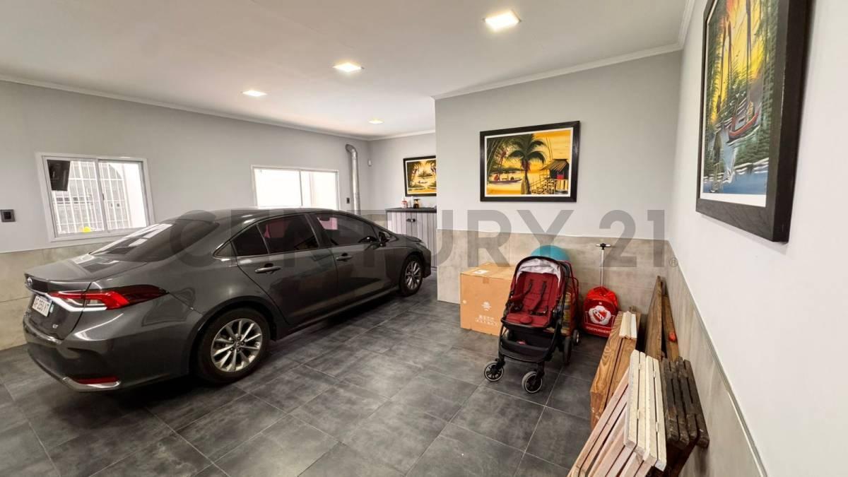 Foto de Casa 5 amb. con pileta climatizada, techo retráctil y cochera — Wilde, imagen 5