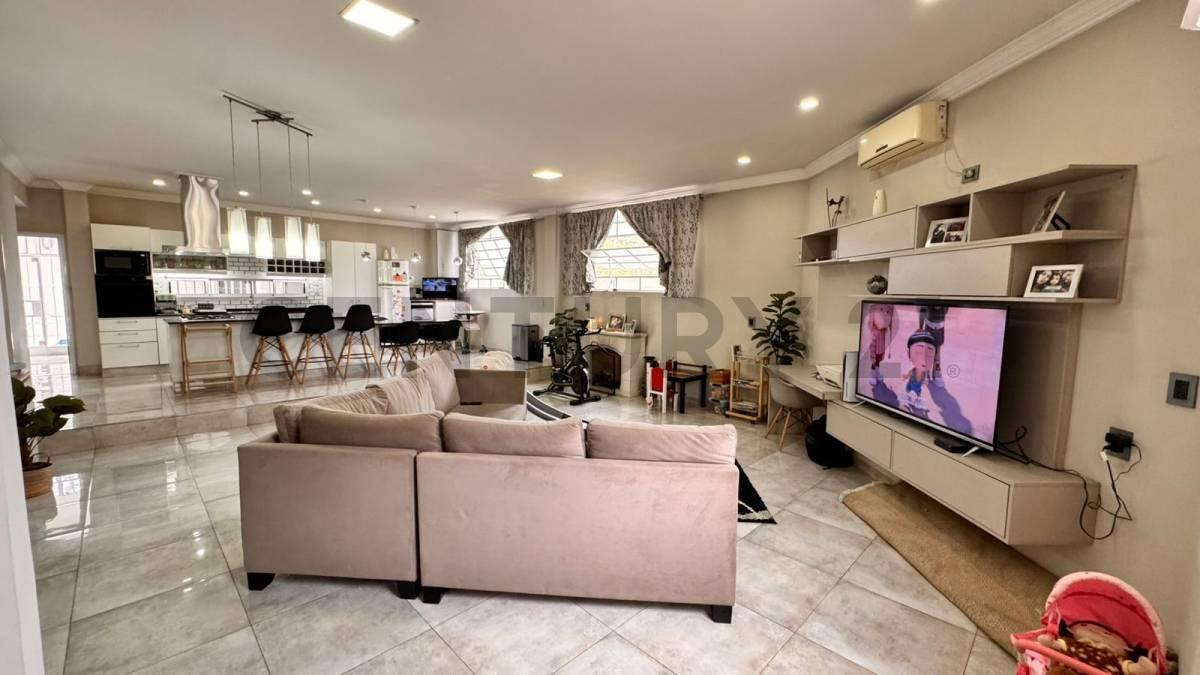 Foto de Casa 5 amb. con pileta climatizada, techo retráctil y cochera — Wilde, imagen 4