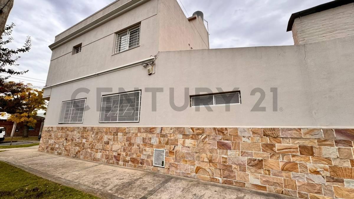 Foto de Casa 5 amb. con pileta climatizada, techo retráctil y cochera — Wilde, imagen 3