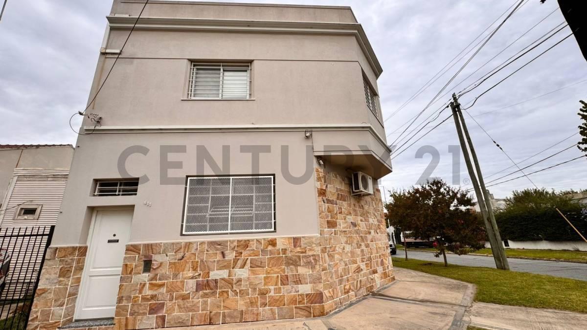 Foto de Casa 5 amb. con pileta climatizada, techo retráctil y cochera — Wilde, imagen 2