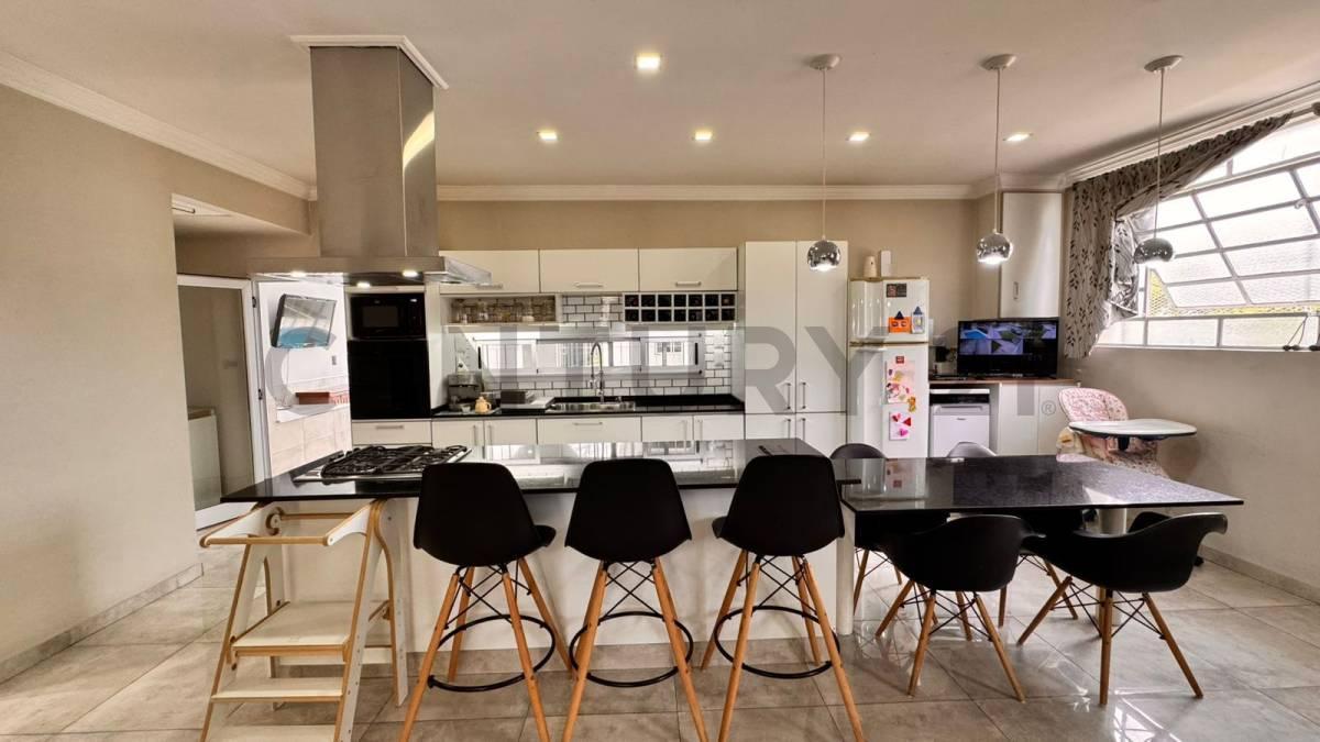 Foto de Casa 5 amb. con pileta climatizada, techo retráctil y cochera — Wilde, imagen 1