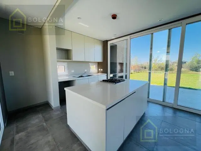 VENTA CASA A ESTRENAR EN MUELLES PUERTOS, 5 AMBIENTES, PISCINA, VISTA AL LAGO 2