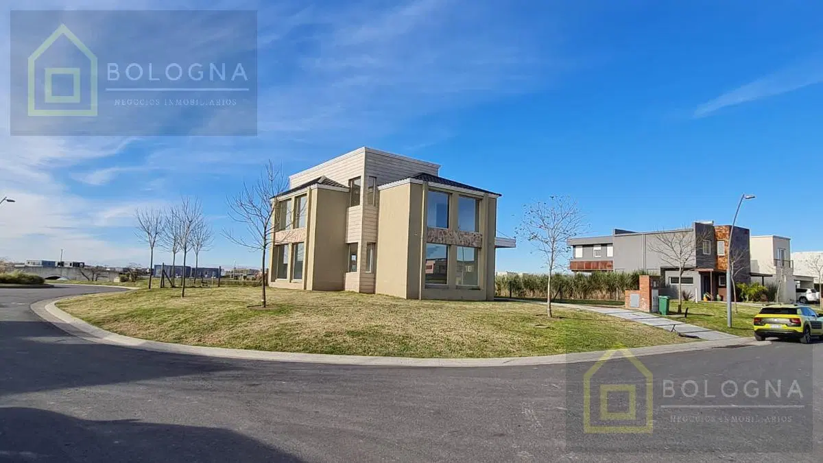 Casa en venta en barrio cerrado al lago 2