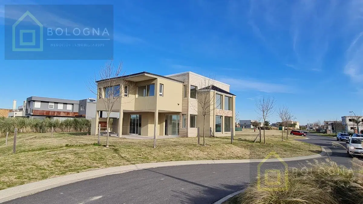 Casa en venta en barrio cerrado al lago 3