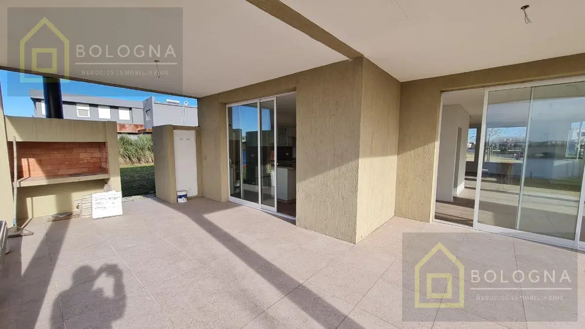 Casa en venta en barrio cerrado al lago 5