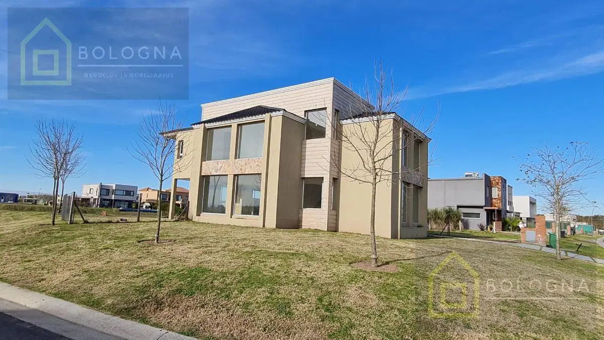 Casa en venta en barrio cerrado al lago 4