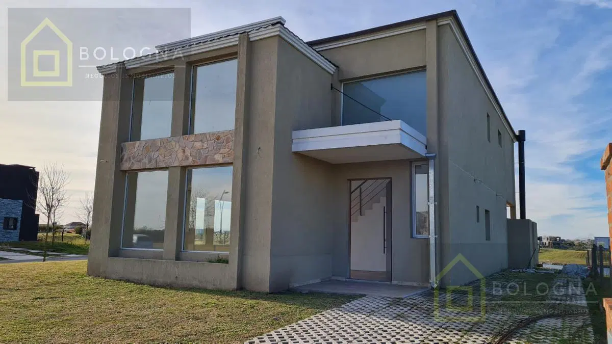 Casa en venta en barrio cerrado al lago 8
