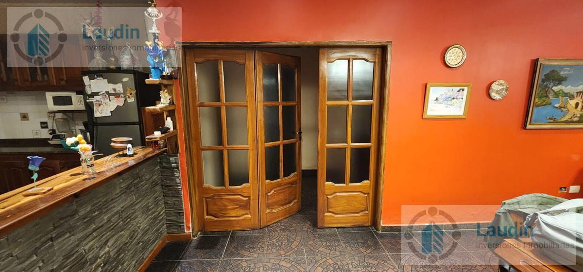 Casa en Av Centenario con Local Comercial Al Frente 1