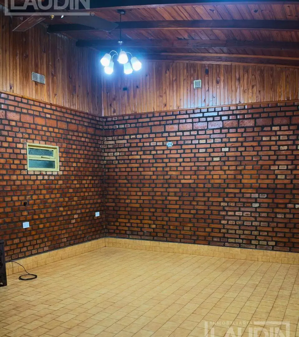 Se Vende casa con iportante terreno en Barrio Alta Gracia 4