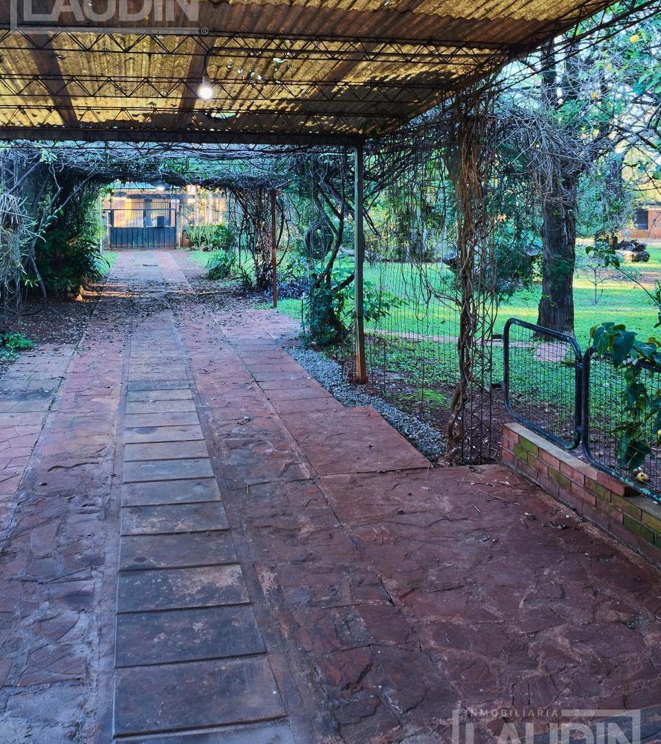 Se Vende casa con iportante terreno en Barrio Alta Gracia