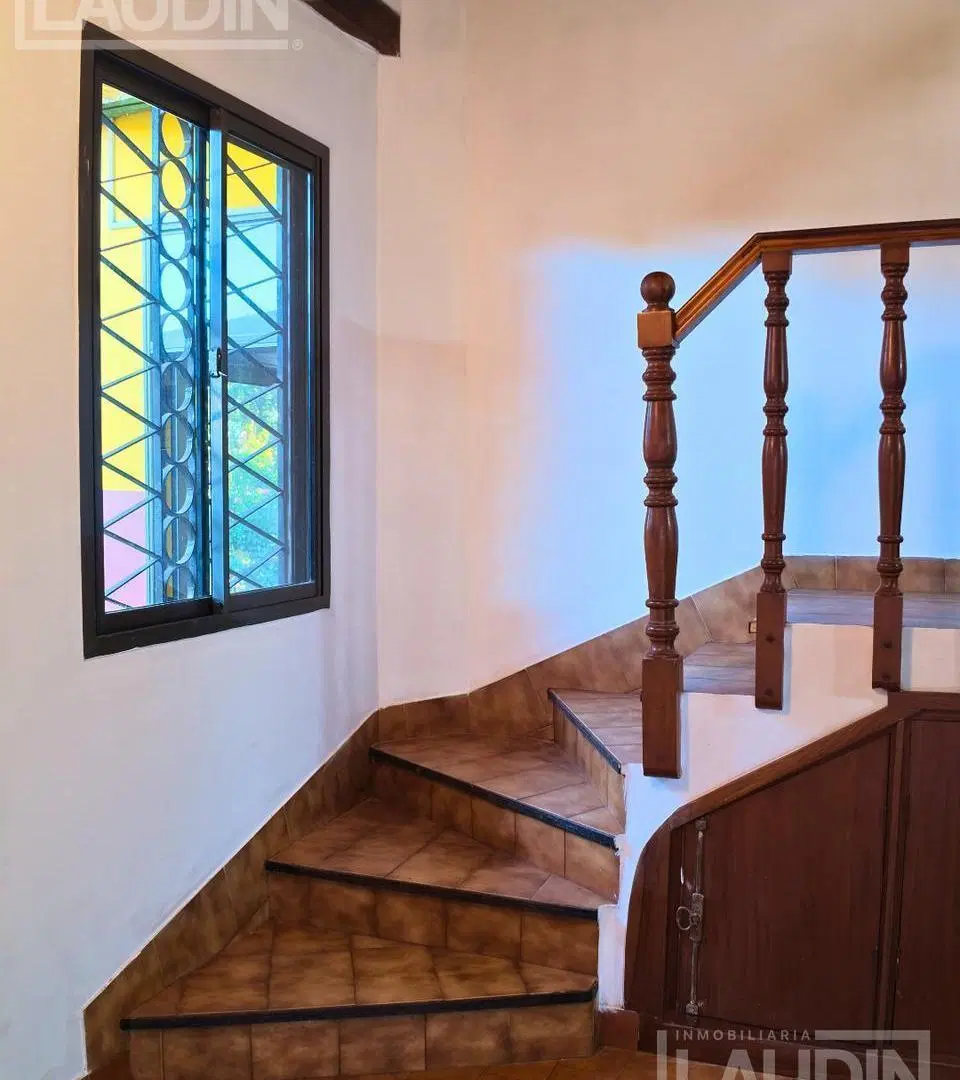 Se Vende casa con iportante terreno en Barrio Alta Gracia 5