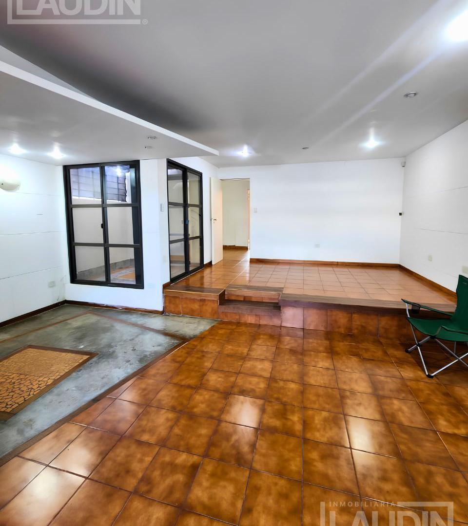 Foto de E VENDE CASA DE 5 DORMITORIOS CON PISCINA – AV. URQUIZA, imagen 3