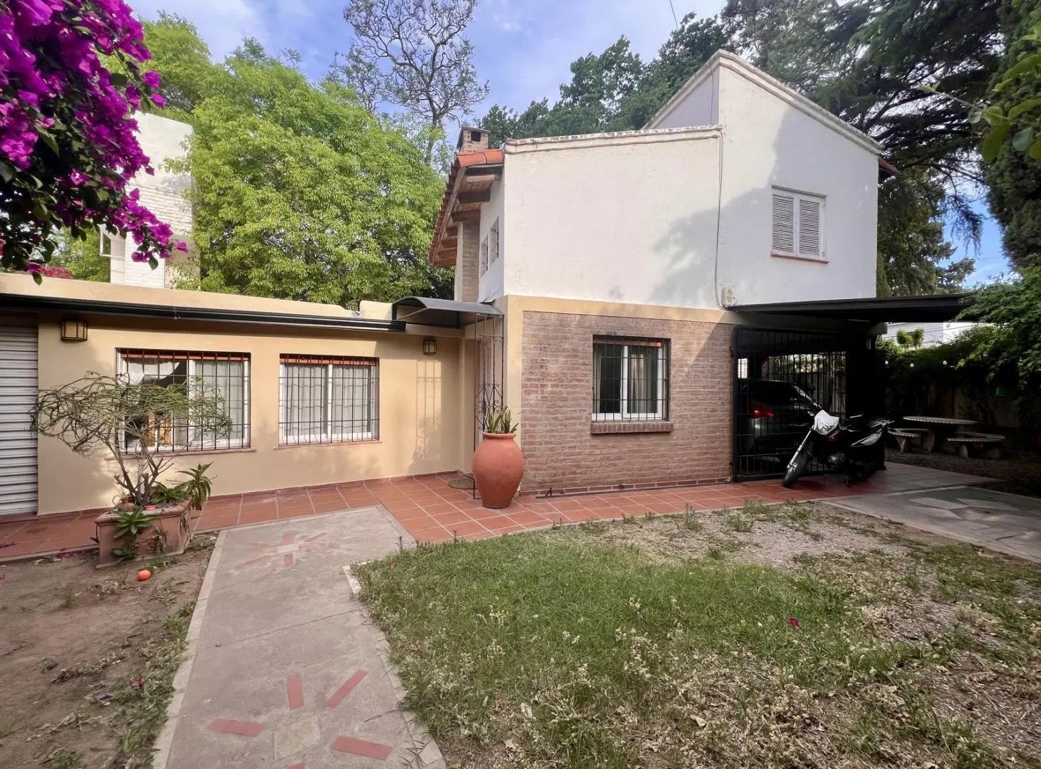 Casa esquina amplia en B° Padre Claret, dormitorios en planta baja 5