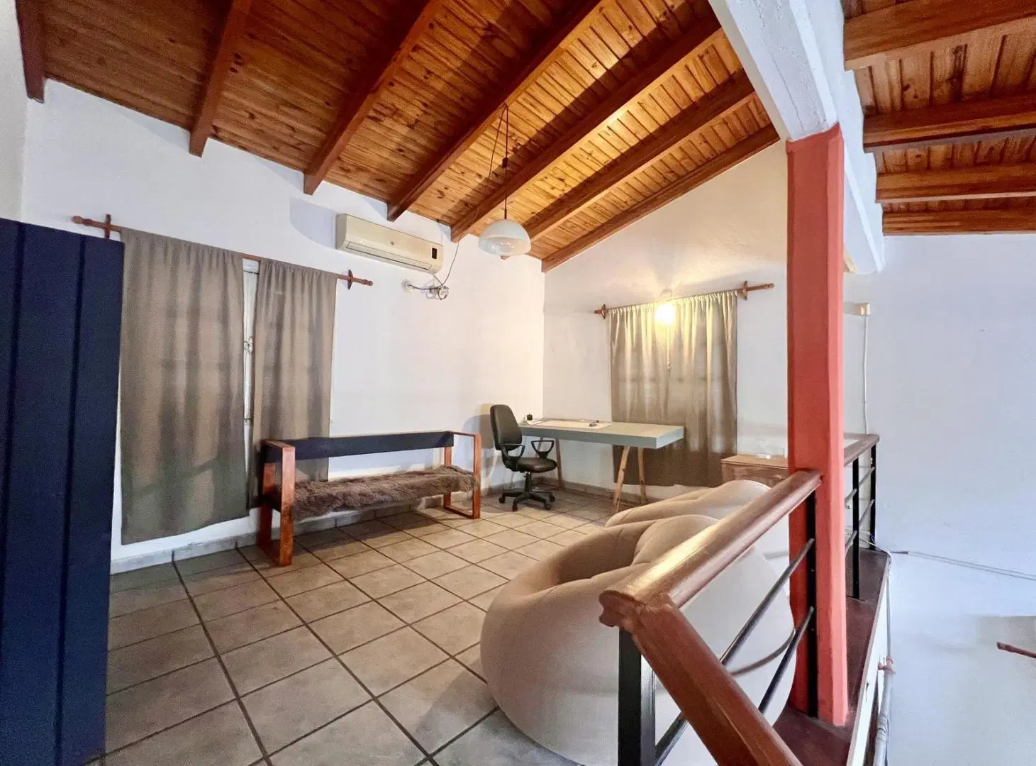 Casa esquina amplia en B° Padre Claret, dormitorios en planta baja 8