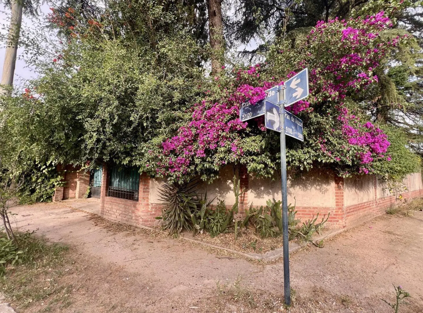 Casa esquina amplia en B° Padre Claret, dormitorios en planta baja 2