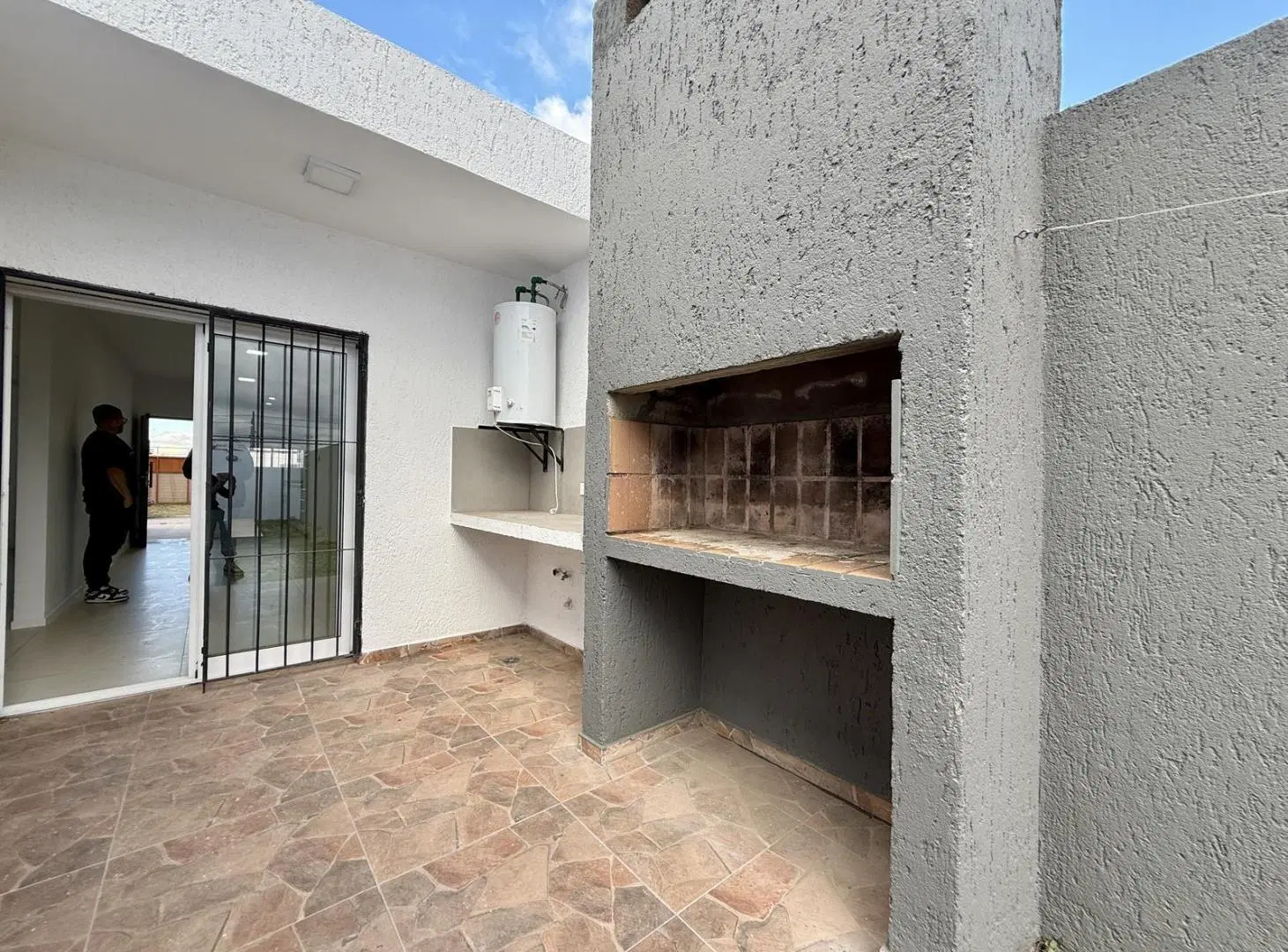 CASA EN VENTA CON PILETA EN Barrio semi cerrado con seguridad 5