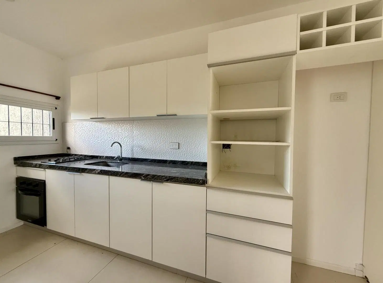 CASA EN VENTA CON PILETA EN Barrio semi cerrado con seguridad 3
