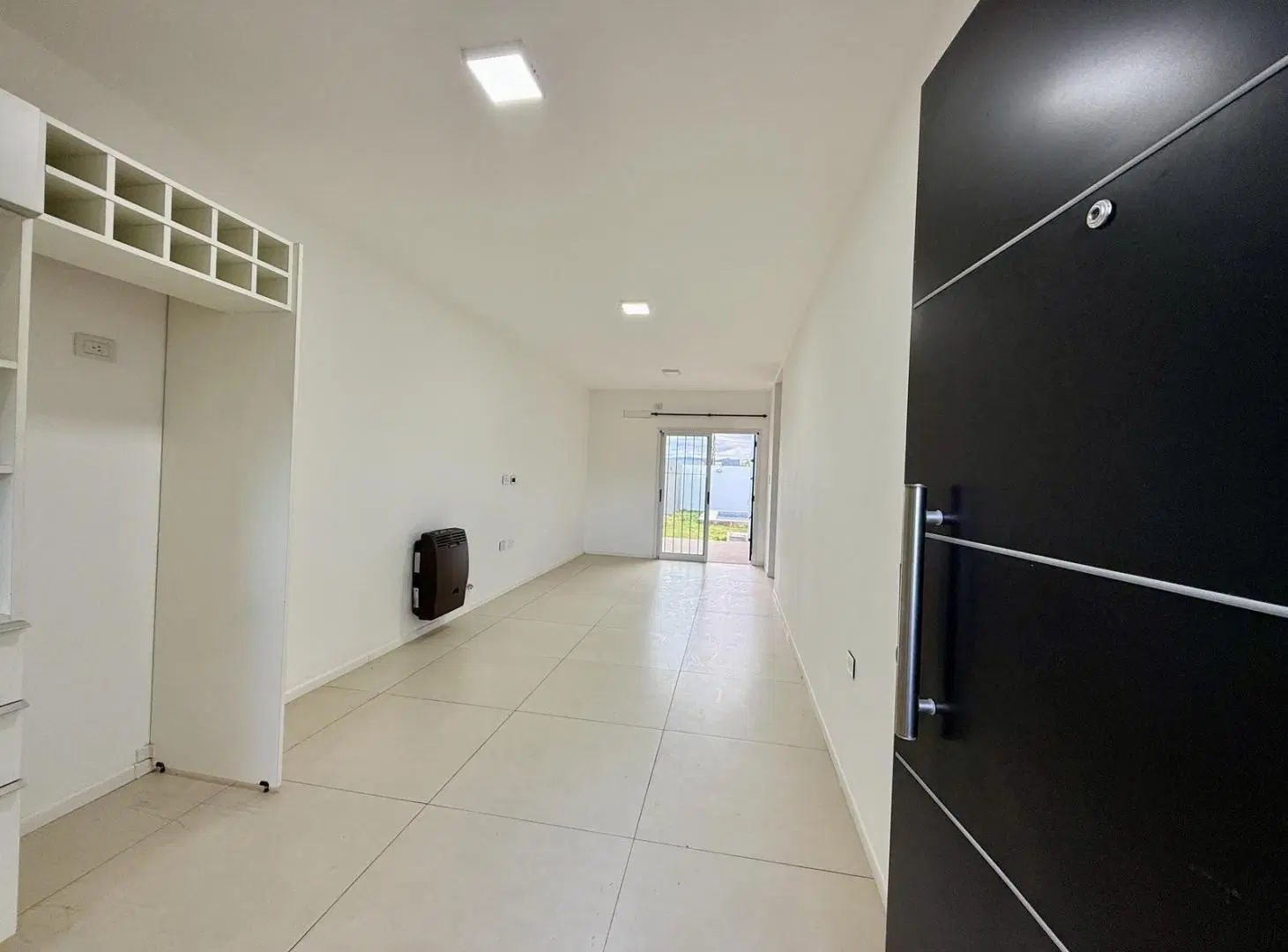 CASA EN VENTA CON PILETA EN Barrio semi cerrado con seguridad 2