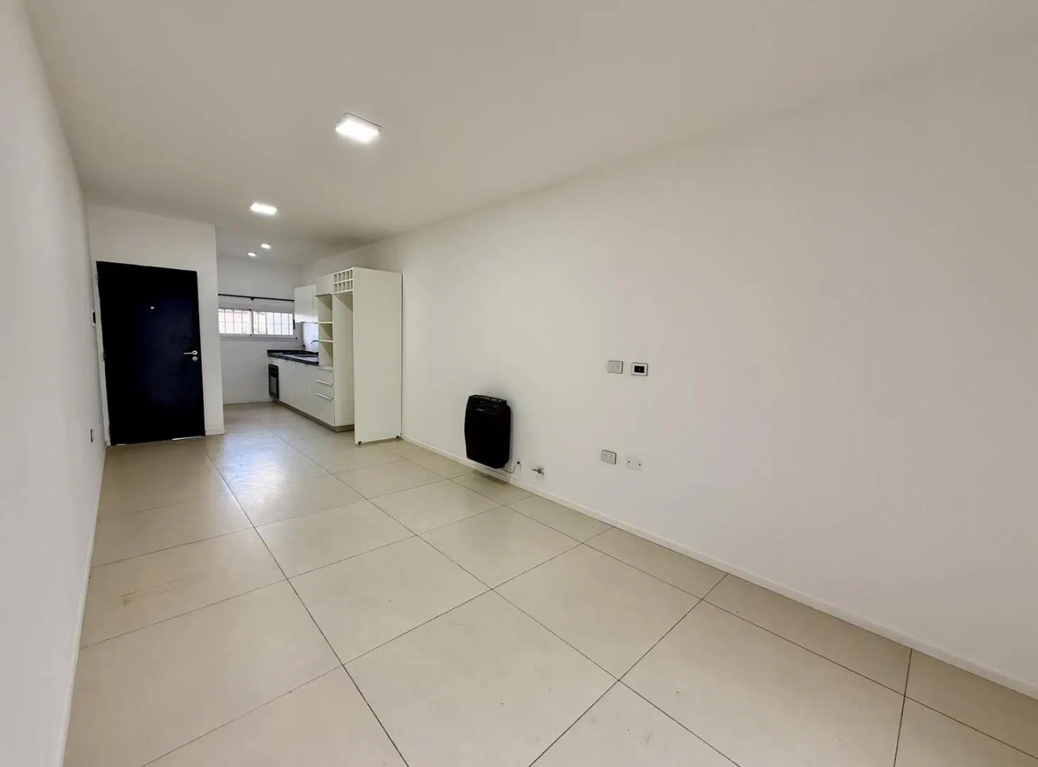 CASA EN VENTA CON PILETA EN Barrio semi cerrado con seguridad 4