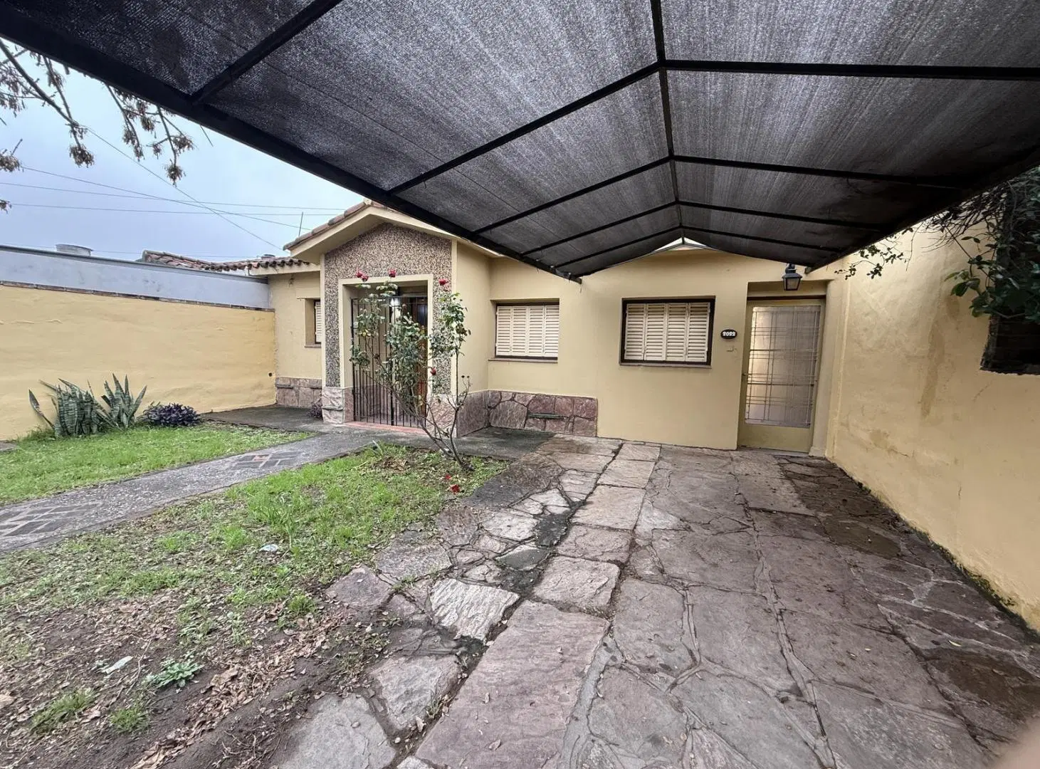 Casa 3 dormitorios en alquiler en Alto Alberdi, c/ cochera y patio 5