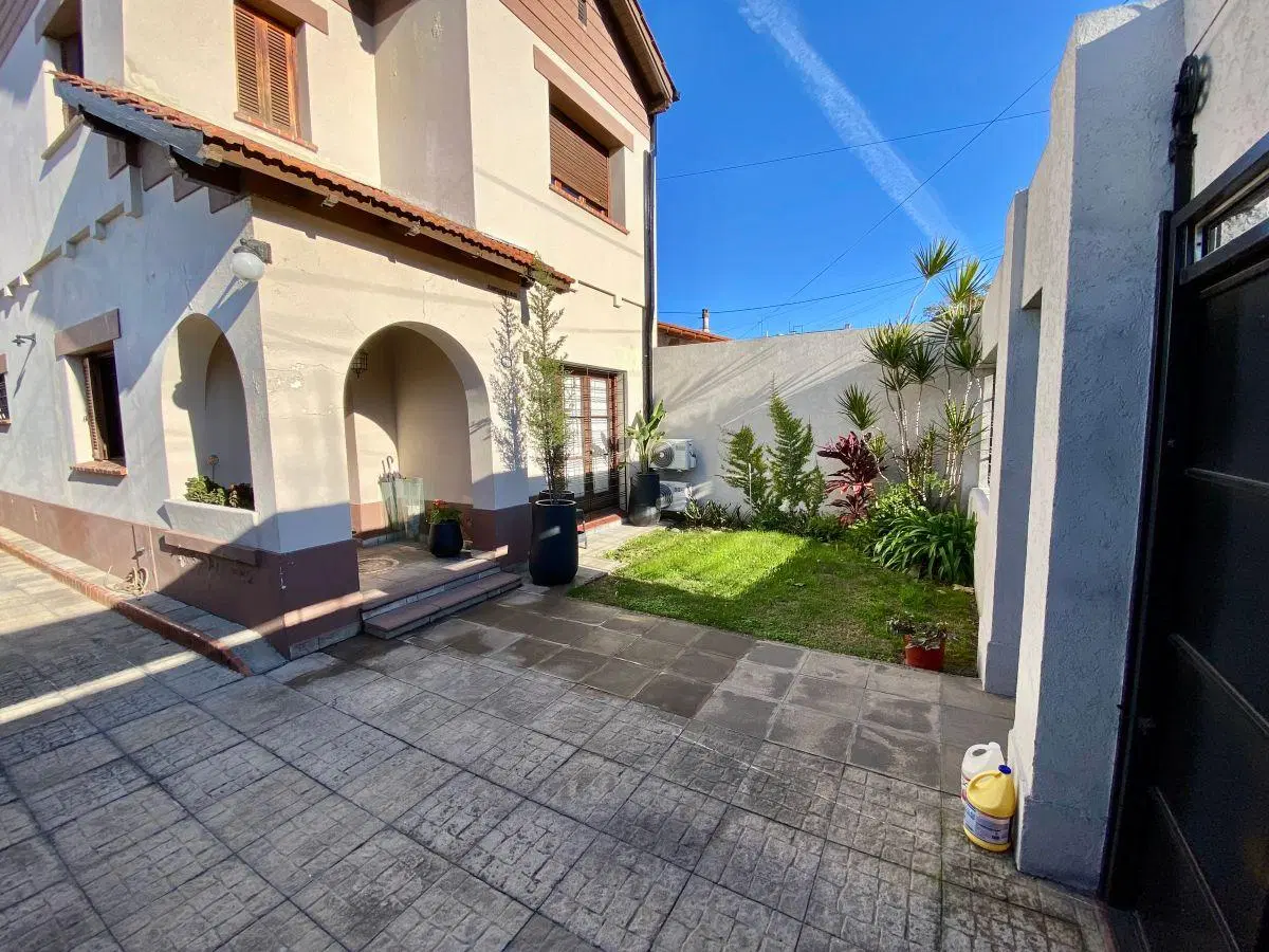 Venta Hermosa Casa con Depto al fondo y garage varios autos centro de Wilde 4