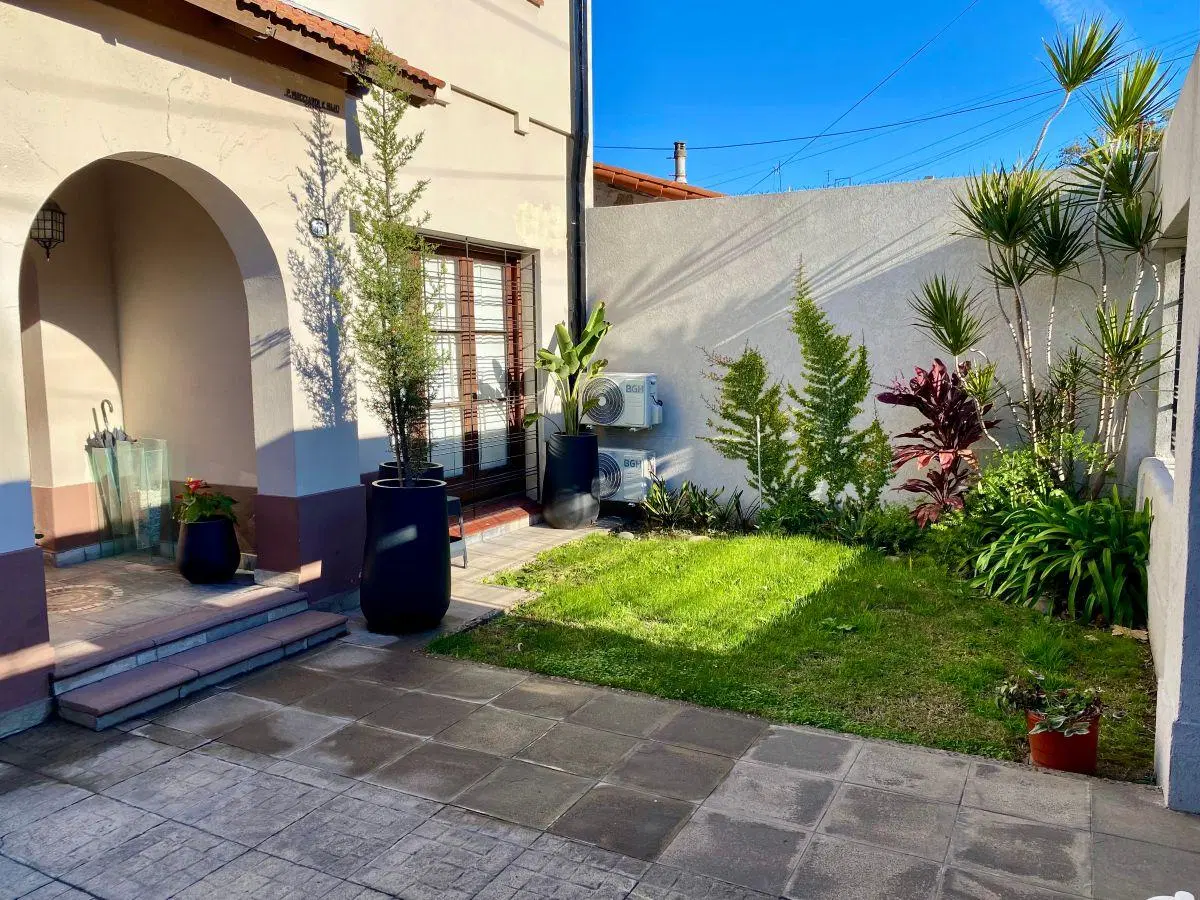 Venta Hermosa Casa con Depto al fondo y garage varios autos centro de Wilde 2