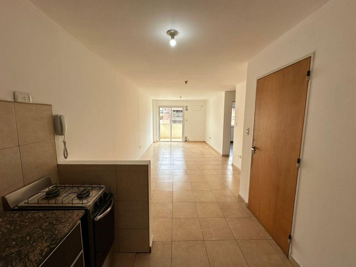Foto de Frente - Piso alto - Amplio Balcon - Excelente ubicacion, imagen 3