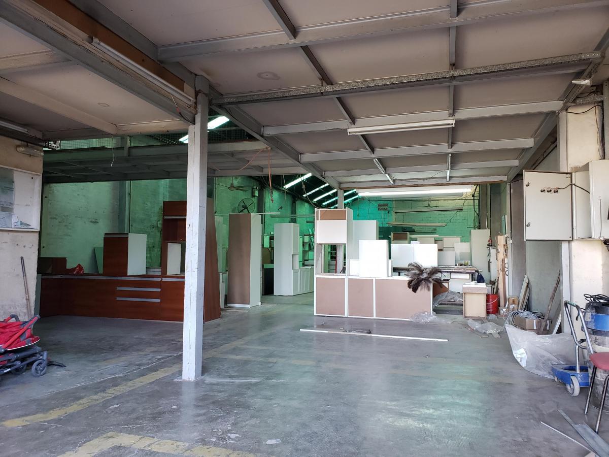 Foto de Vendo galpón 1200m2, oficinas y local comercial B° San Vicente, imagen 2