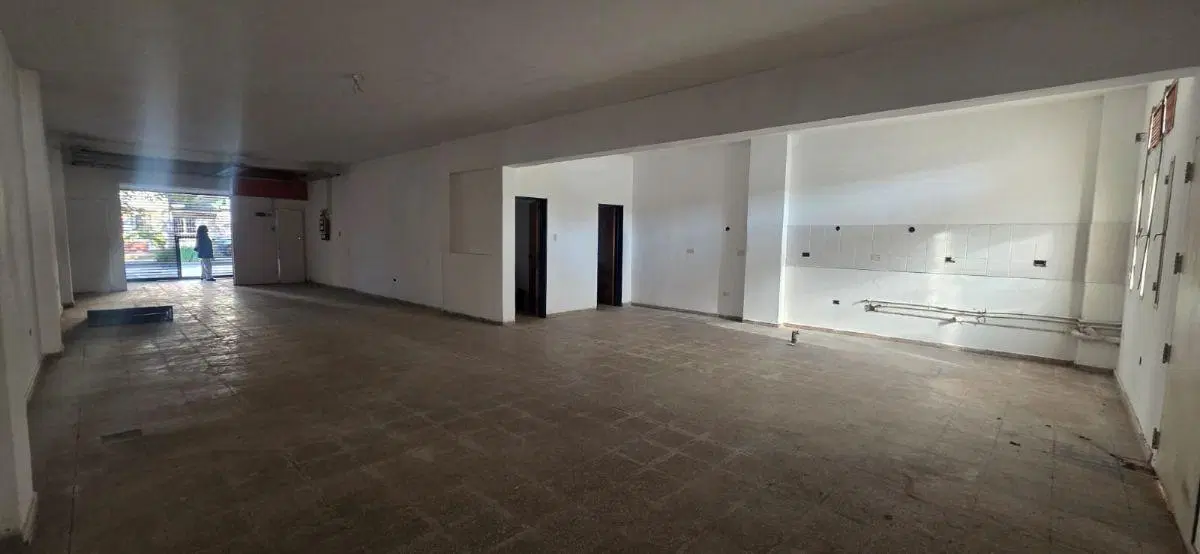 Alquilo local comercial 100 2 baños Av. Duarte Quirós 1500 4