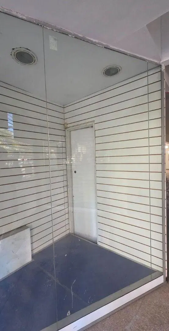 Alquilo local comercial 100 2 baños Av. Duarte Quirós 1500 2