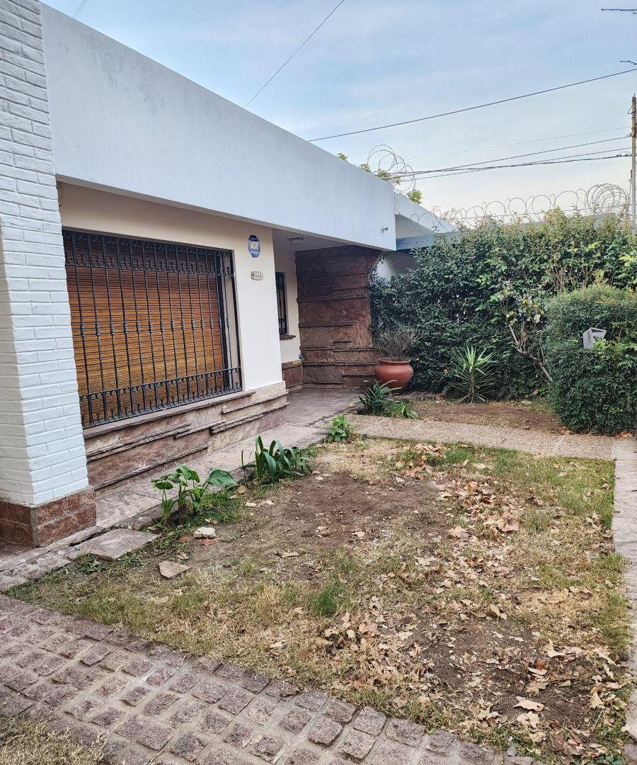 Foto de Alquilo casa 2 dor + hab. de servicio, 2 baños cochera. B° Jardín, imagen 3