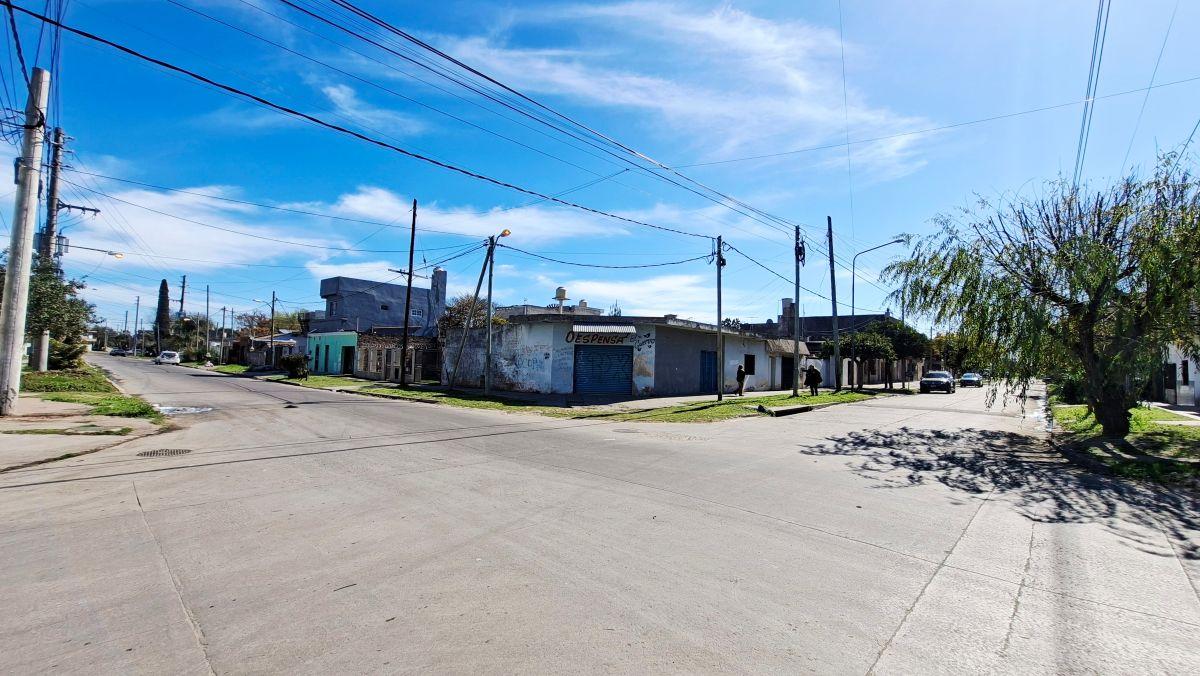 Foto de Local Comercial con Vivienda Sobre Lote Propio en Esquina en Laferrere, imagen 2