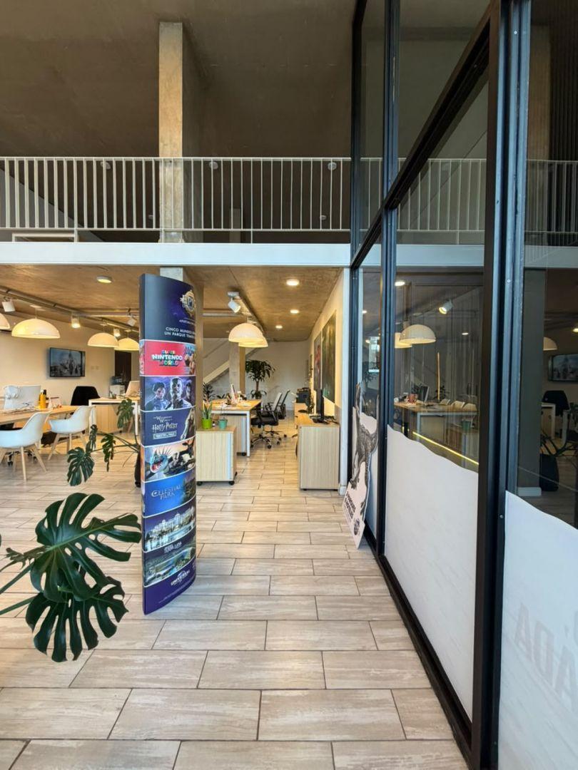 Foto de LOCAL 200M2 EN 3 PLANTAS, VIDIRIERA CON DOBLE ALTURA!, imagen 4