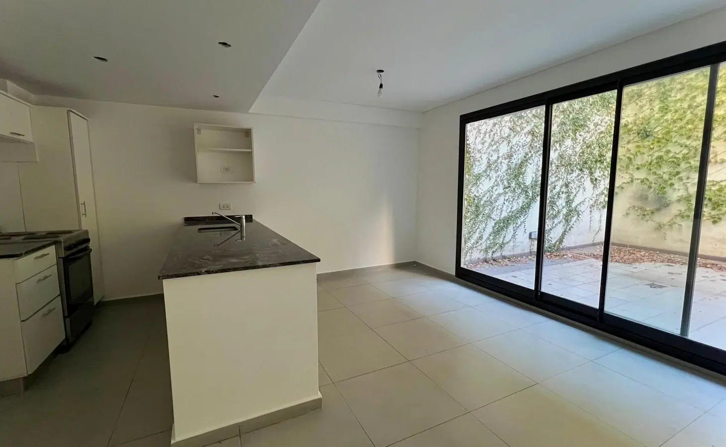 DEPARTAMENTO EN ALQUILER DE 1 DORMITORIO CON PATIO Y COCHERA 3