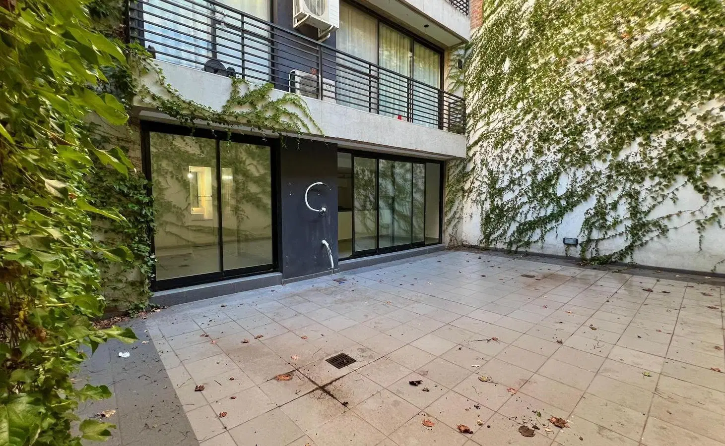 DEPARTAMENTO EN ALQUILER DE 1 DORMITORIO CON PATIO Y COCHERA 2
