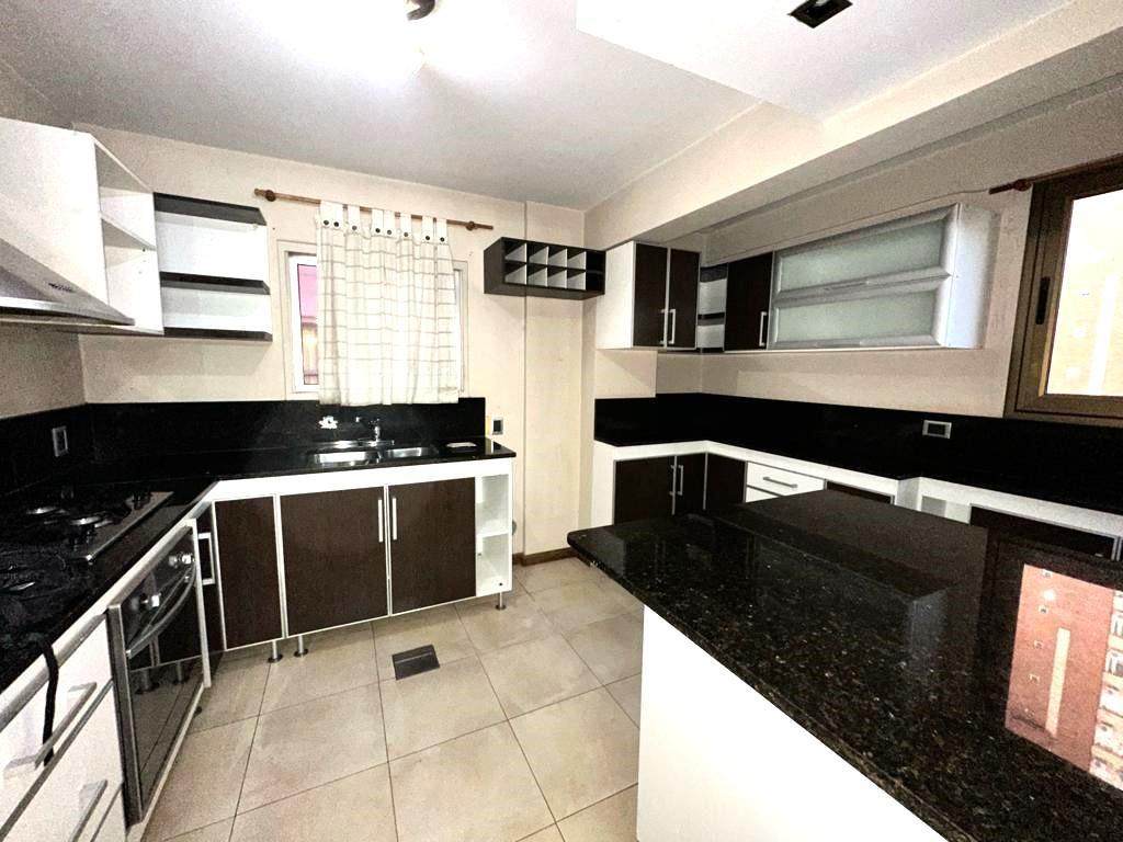 VENTA DEPARTAMENTO CENTRICO 3 DORMITORIOS 1 EN SUITE COCHERA