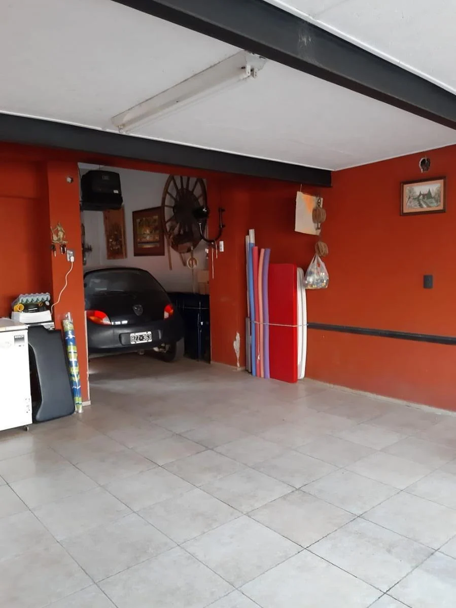 Casa en Venta de 4 Dorm. C/ Cochera en Otros Barrios 3