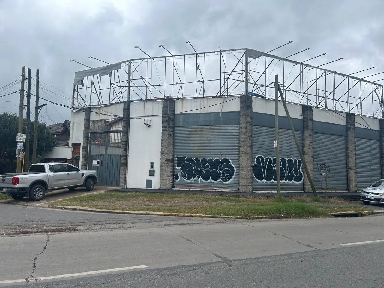 Local en colectora acceso oeste esquina Udaondo - ituzaingó 4