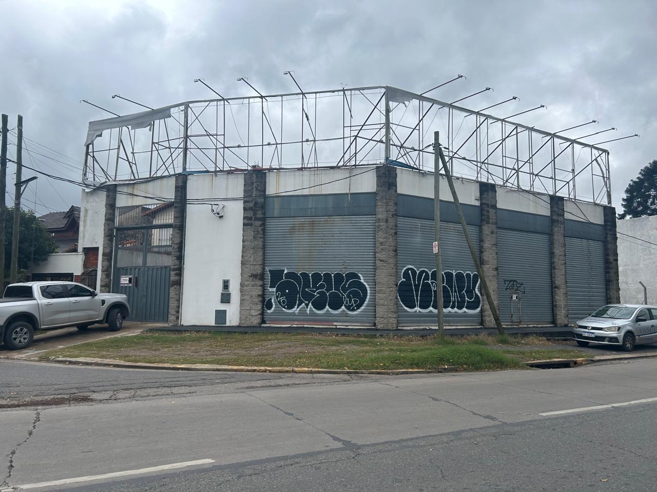 Local en colectora acceso oeste esquina Udaondo - ituzaingó
