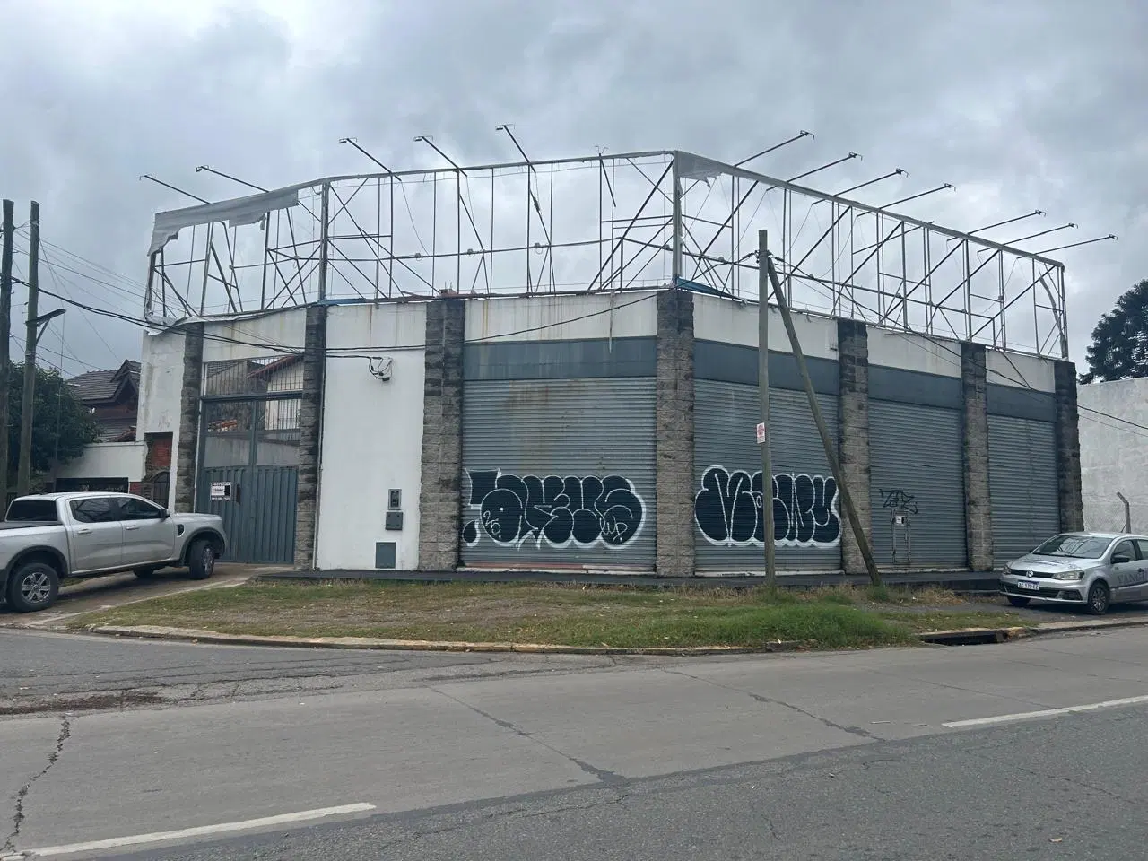 Local en colectora acceso oeste esquina Udaondo - ituzaingó 5