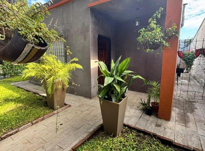 VENTA CASA 2AMB y 1/2 RAFAEL CALZADA 1