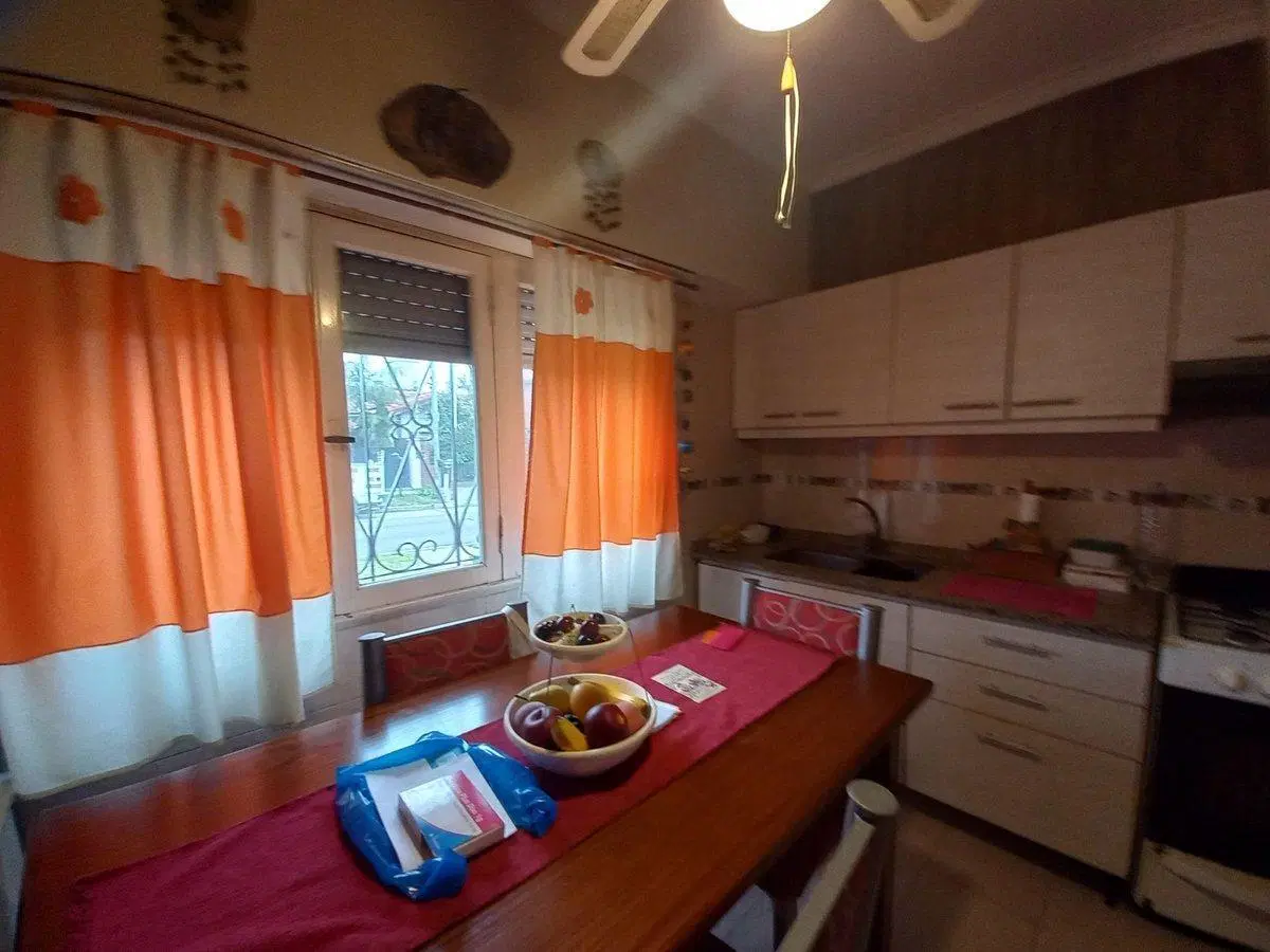 VENTA CASA 4 AMB CON COCHERA Y PATIO EN ESQUINA 2