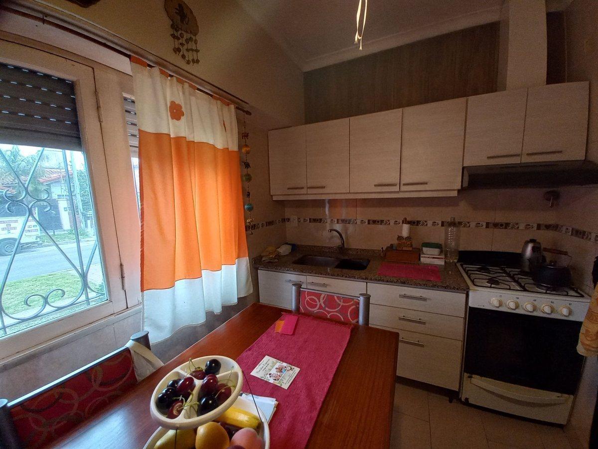 VENTA CASA 4 AMB CON COCHERA Y PATIO EN ESQUINA