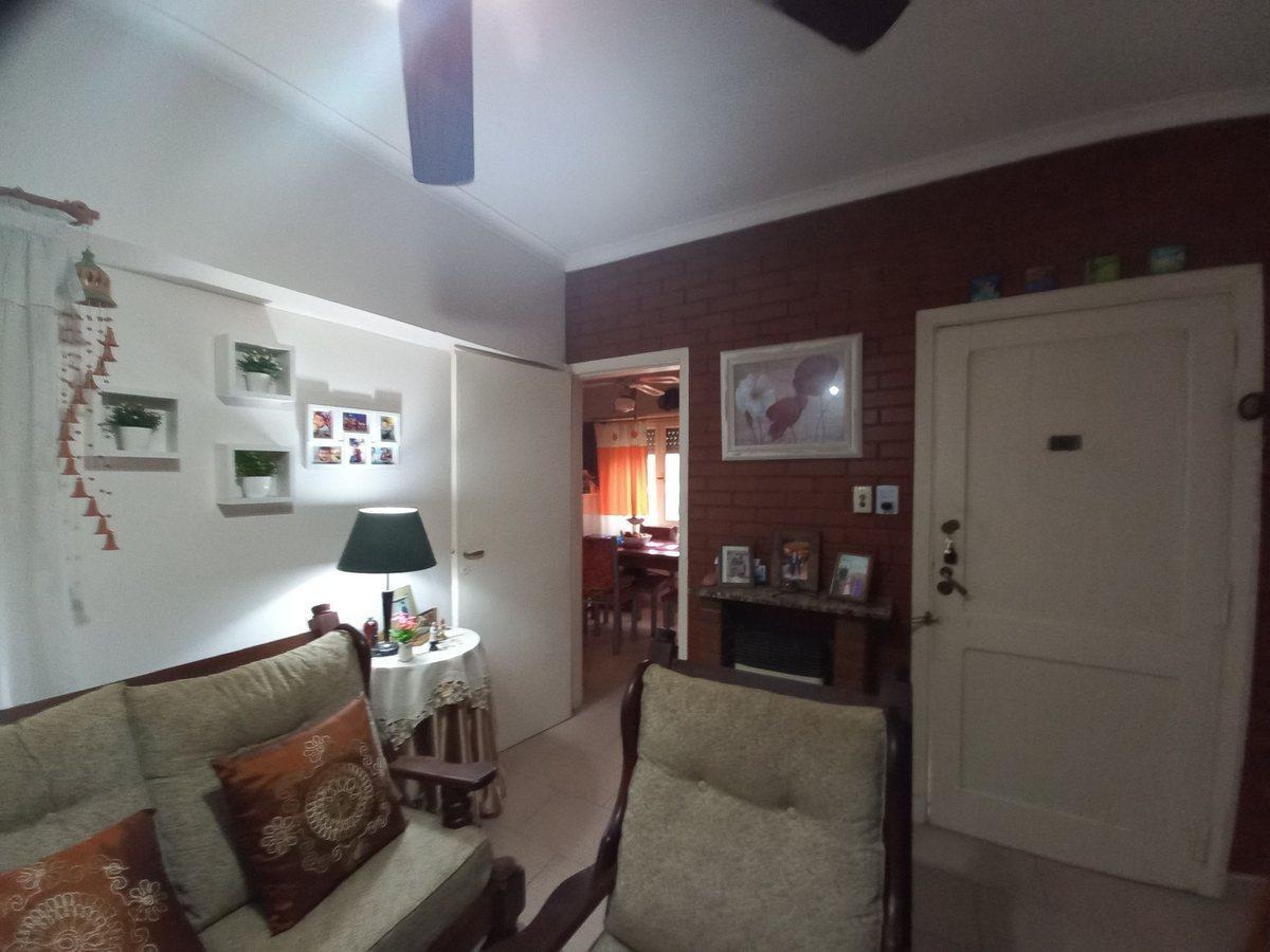 VENTA CASA 4 AMB CON COCHERA Y PATIO EN ESQUINA