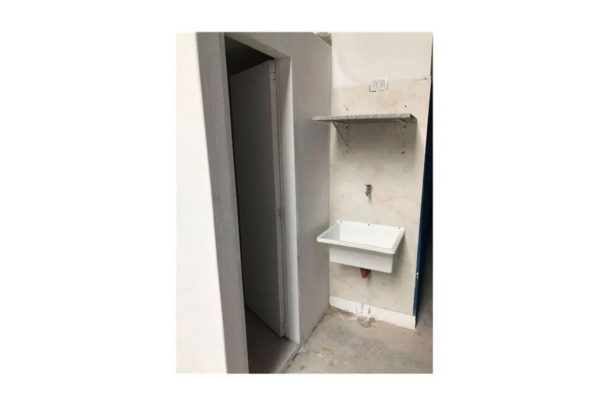 VENTA GALPÓN 220m²  LIBRE SIN COLUMNAS LANUS ESTE 5