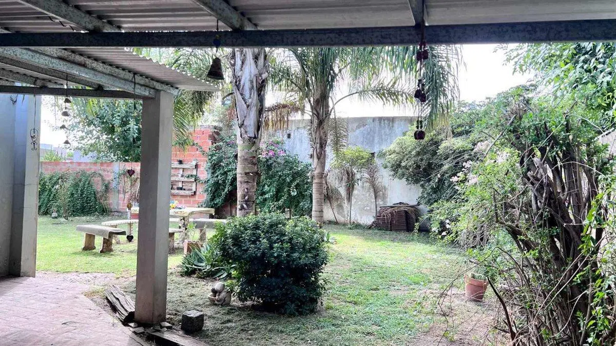CASA EN VENTA LOBOS 3 DORMITORIOS PARQUE COCHERA 5